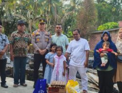 Peduli, Polsek Tambang Berikan Bansos Kepada Warga yang Dilanda Musibah Kebakaran Rumah